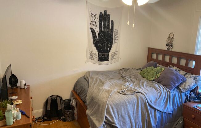 2 beds, 1 bath, 1,100 sqft, $1,295, Unit 18