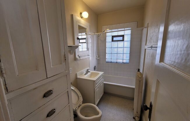 1 bed, 1 bath, $1,025, Unit 31