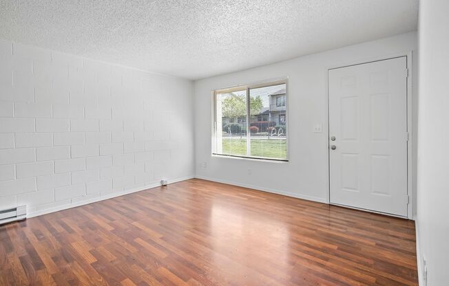3 beds, 1 bath, 864 sqft, $1,995, Unit 17