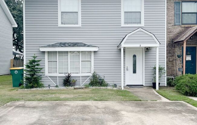 Beautiful 3 Bedroom Townhouse Close to Both Bases!