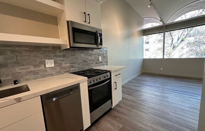 Studio, 1 bath, 425 sqft, $1,750, Unit 302