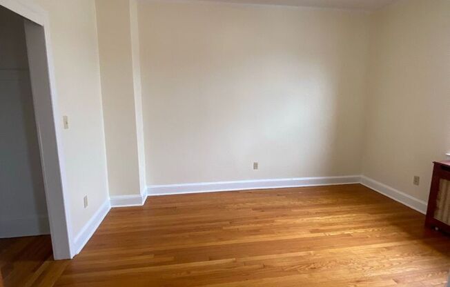 2 beds, 1 bath, $2,300, Unit B42