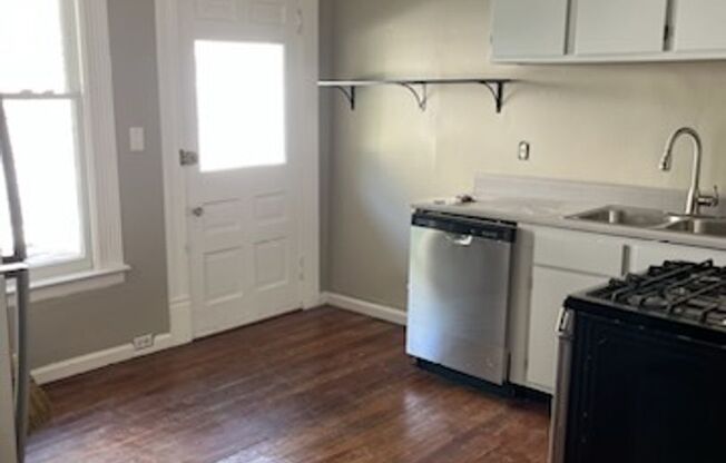 2 beds, 1 bath, 600 sqft, $995, Unit Suite 1