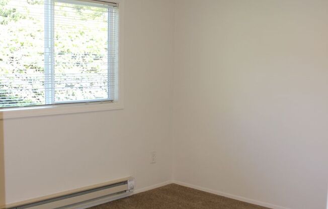2 beds, 1 bath, $1,400, Unit 2025 SE River Road, WP 403