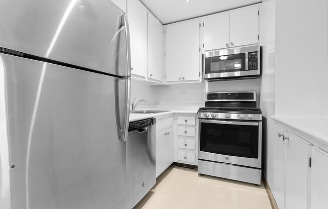 1 bed, 1 bath, $4,400, Unit 21E