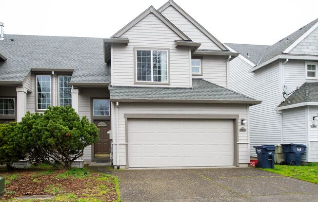 3 Bedroom Town Home Close to Nike Available !