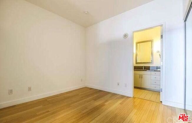2 beds, 2 baths, 910 sqft, $3,300, Unit 2008