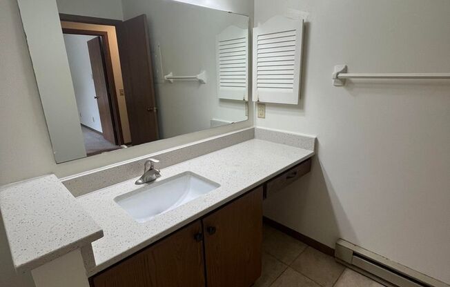 2 beds, 1 bath, 965 sqft, $1,650, Unit 7733CH