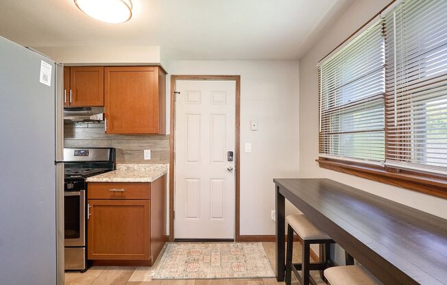 2 beds, 1 bath, $1,850, Unit # B