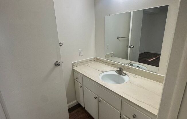 1 bed, 1 bath, 700 sqft, $1,050, Unit 5496-D