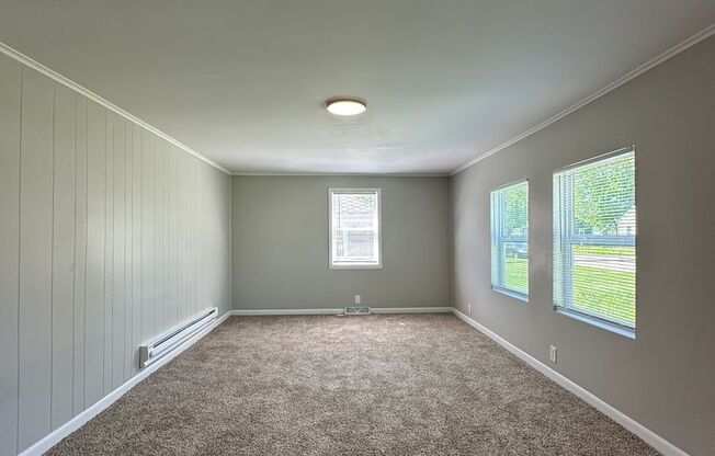 Backyard Nights & Front Porch Mornings — Cozy 3BR Brick Ranch in Fairlawn
