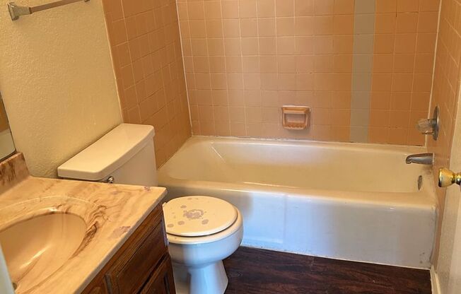 2 beds, 2 baths, 957 sqft, $1,015, Unit 22