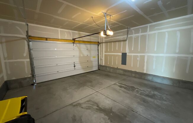 3 beds, 2.5 baths, $2,550