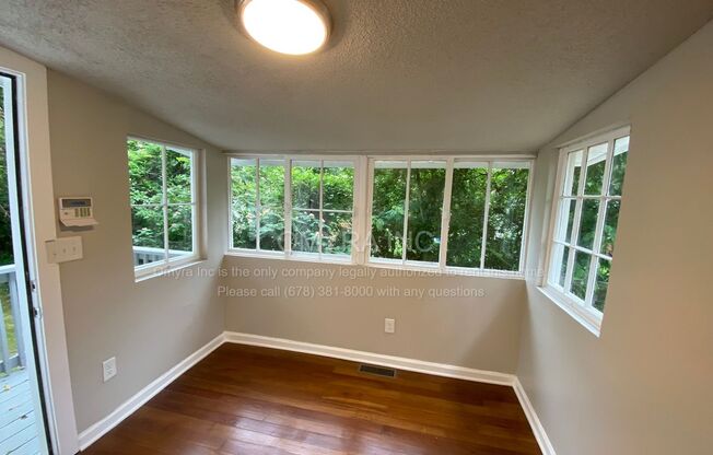 Cozy 2 Bedroom Upper Floor Apartment in Trendy West End Atlanta!