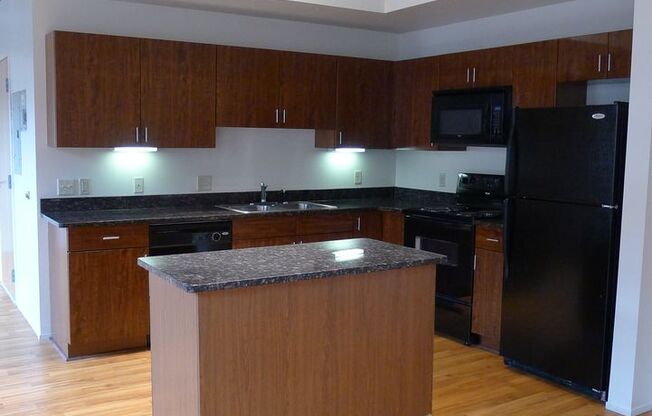 2 beds, 1 bath, 212 sqft, $1,815, Unit 212