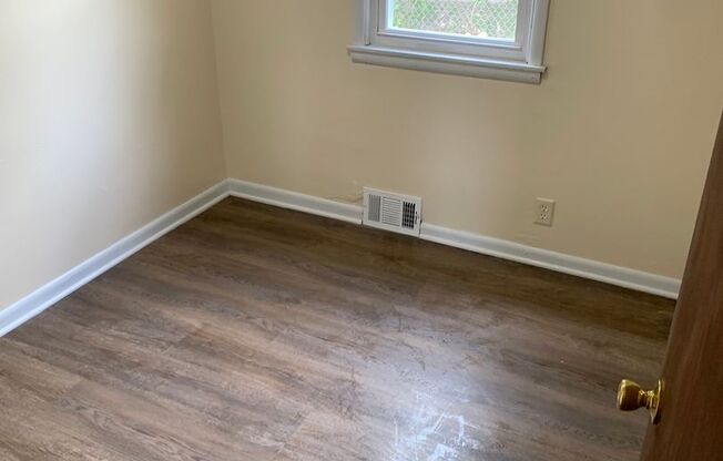 3BR SINGLE FAMILY HOME WITH FULL BASEMENT, GARAGE, YARD AND PARKING. NICE!