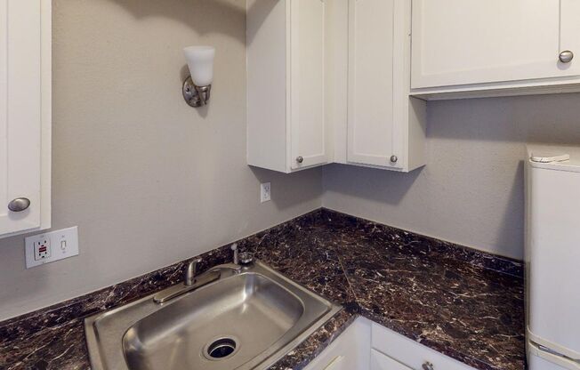 Studio, 1 bath, 304 sqft, $795, Unit 1945 Peoria St #308