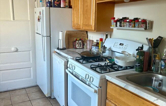 3 beds, 1 bath, 1,400 sqft, $1,575, Unit 210-F47
