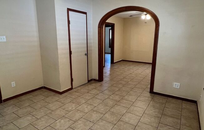 2 beds, 1 bath, 901 sqft, $1,000, Unit Up