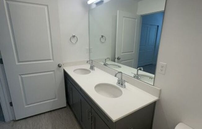 3 beds, 2 baths, 1,400 sqft, $1,895, Unit 572