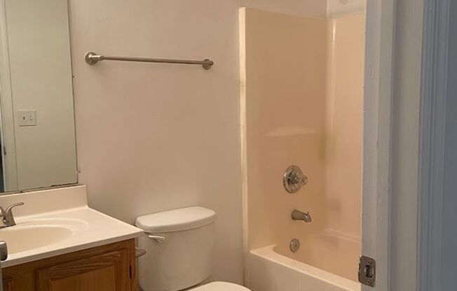2 beds, 1 bath, 880 sqft, $1,360, Unit 429G