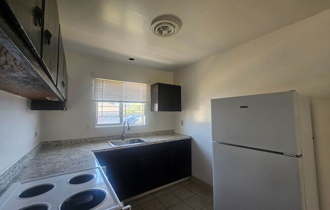 2 beds, 1 bath, 950 sqft, $2,375, Unit 4831 Overend Ave