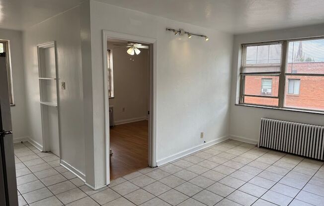 3 beds, 1 bath, 800 sqft, $2,100, Unit 406D