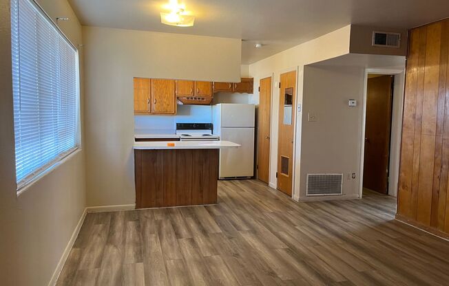 2 beds, 1 bath, $650, Unit #6