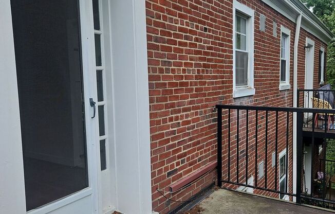 Charming 1 Bed 1 Bth Condo With Balcony In Vibrant Fairlington Villages