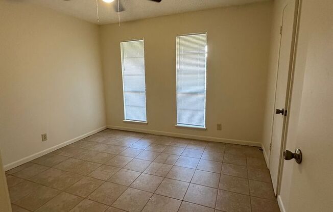 2 beds, 1 bath, 967 sqft, $850, Unit A