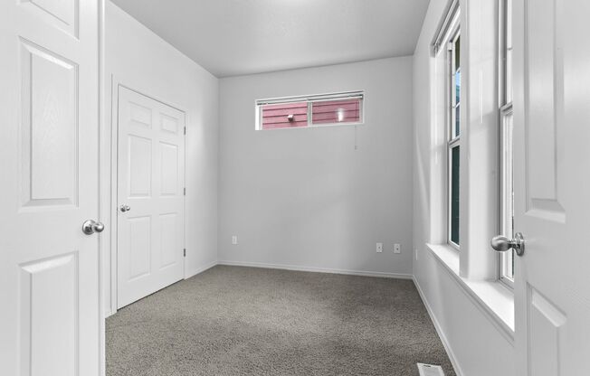 Available NOW Hillsboro End Unit Townhome Minutes to Intel Jones Farm, Costco, Parks & More 1 Small Pet OK
