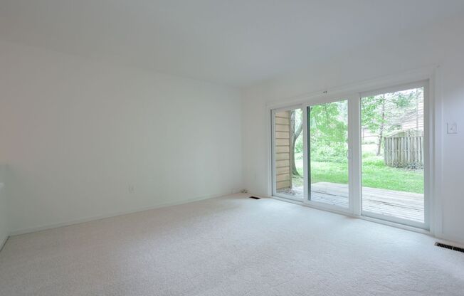 Spacious 4 Bedroom House in Beautiful Columbia!