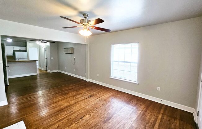 Cute One Bedroom Near Plaza!