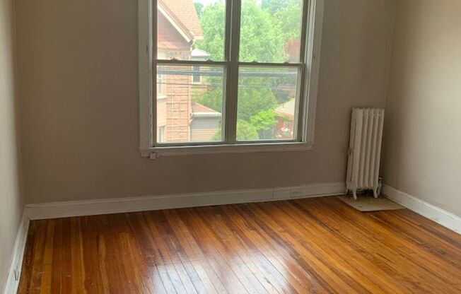 2 beds, 1 bath, $1,550, Unit 905 Maryland Apt 3R