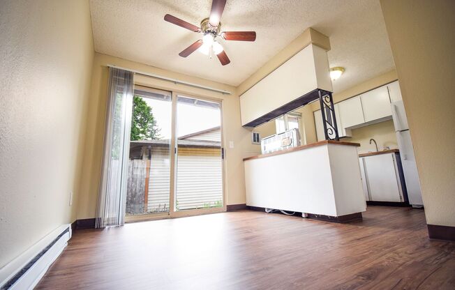 Bright and Spacious 2 Bed 1 Bath APT in NE Portland!