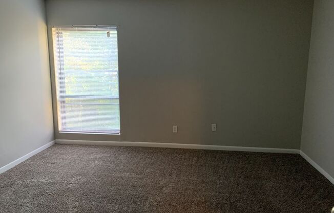 2 beds, 1 bath, 980 sqft, $1,423, Unit 129H