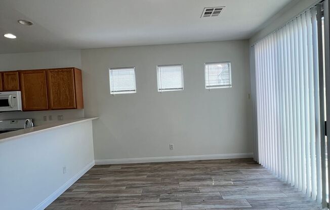 Great 3 bedroom 2.5 Townhouse with a 2 car attached garage!