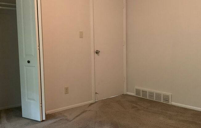 2 beds, 1 bath, 700 sqft, $880, Unit 9018