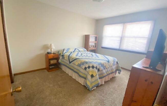 2 beds, 1 bath, $700, Unit 520 Osage Unit 9