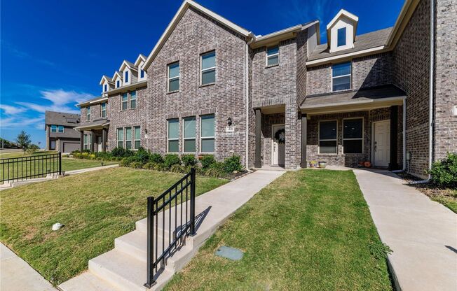 Beautiful Crowley Townhome!