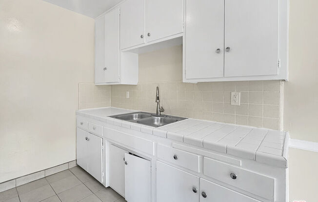 2 beds, 1 bath, $2,500, Unit 6