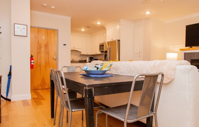 2 beds, 2 baths, 1,000 sqft, $7,800, Unit 4