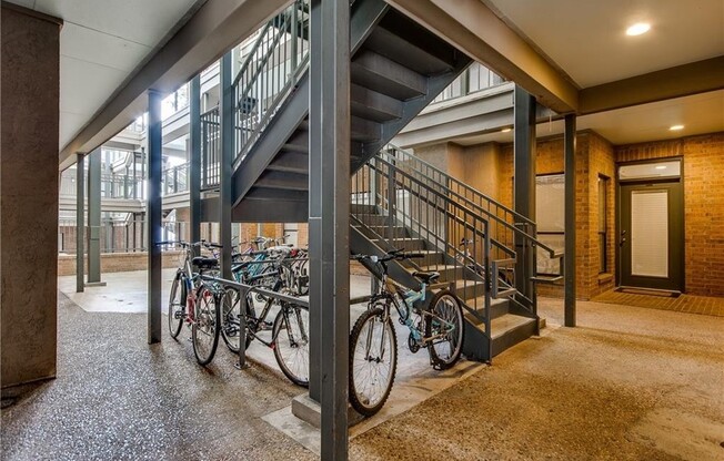 UT PRE LEASE: West Campus 2bd / 2ba Cathedral ceilings, Huge windows, Good Roommate floor-plan