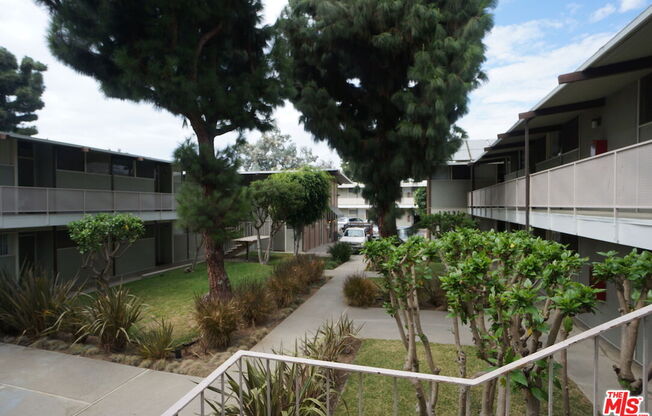 11131 ROSE AVE