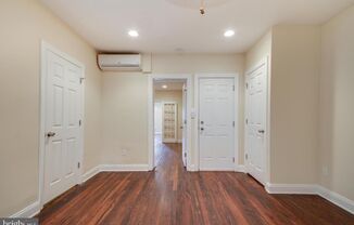 Beautiful and spacious 1 bedroom with office and backyard in Manayunk