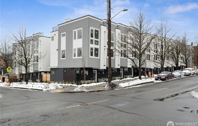 1326 E SPG ST