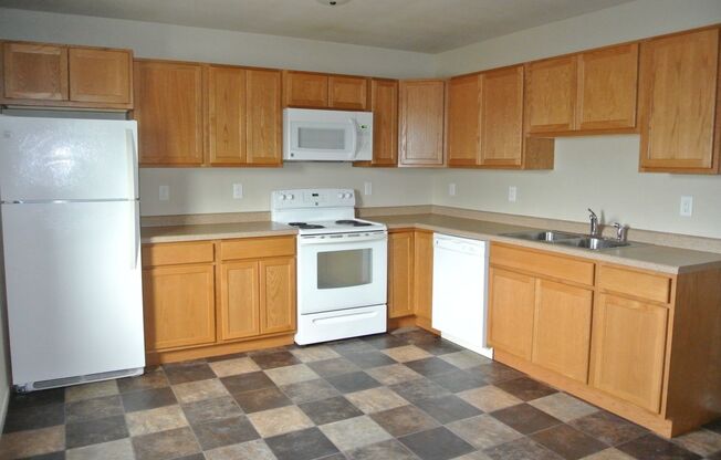 3 beds, 2 baths, $1,095, Unit Unit D