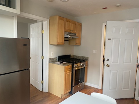 2 beds, 1 bath, $3,500, Unit 4