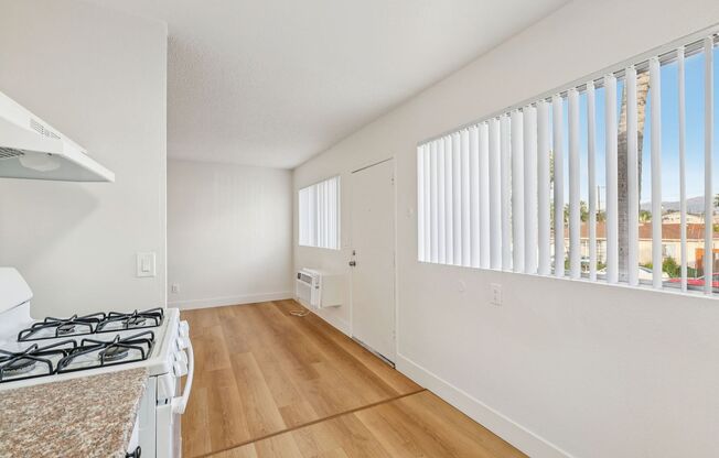 2 beds, 1 bath, 700 sqft, $1,650, Unit 950-2012