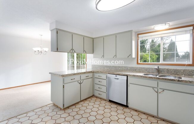 Spacious Four Bedroom Split-Level Home In Milwaukie!